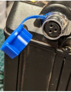 Aquí tienes la traducción al portugués:  Tampa do Carregador de Bateria Surron - Faça Você Mesmo 2