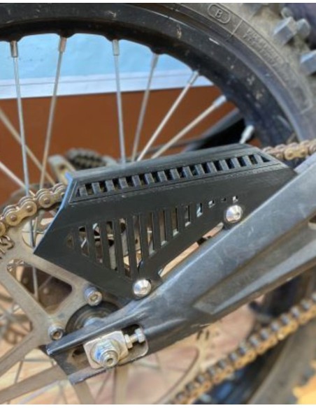 Archivo 3D Protector cadena | Surron Garage