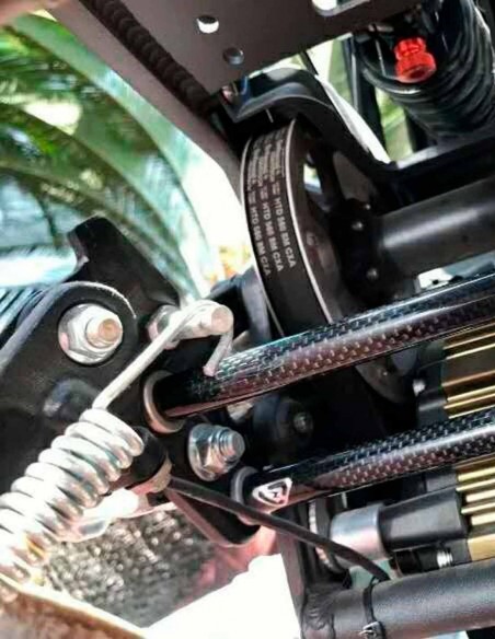 Protector Reposapiés Carbono Sur Ron | Sur Ron Garage